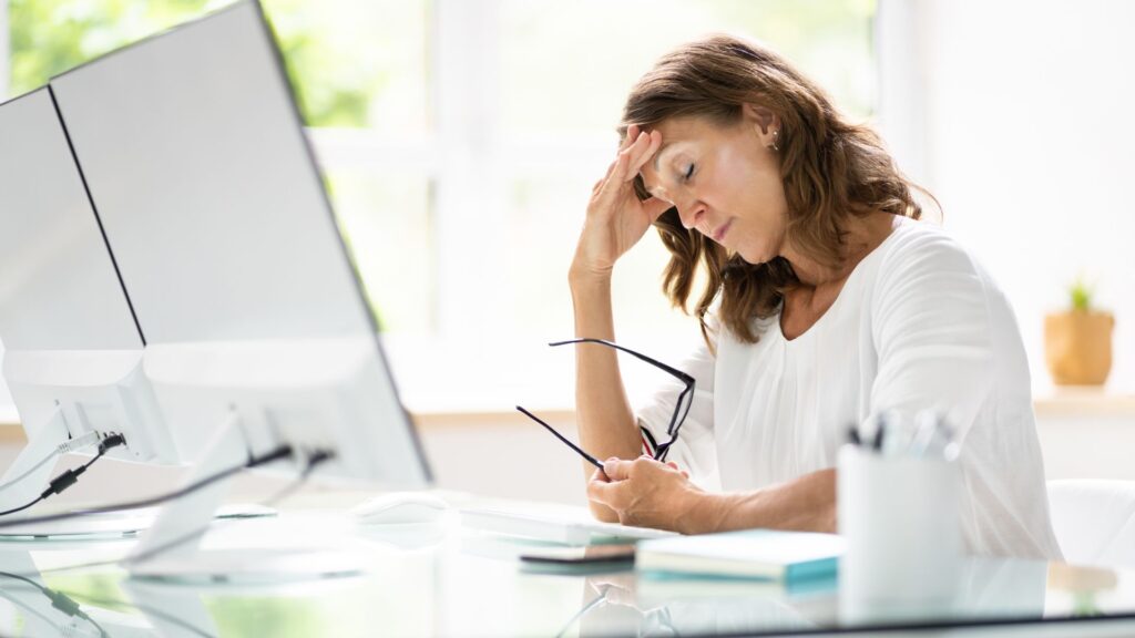 Ansiedade pode causar infarto? Sinais & Diferenças Descubra como a ansiedade pode afetar a saúde do coração e a importância de cuidar da saúde mental para prevenir riscos cardíacos.