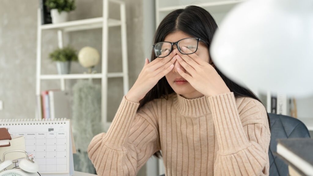 Ansiedade causa queda de cabelo? Causas & o que fazer A ansiedade pode causar queda de cabelo. Descubra as causas e como lidar com esse problema de forma eficaz.