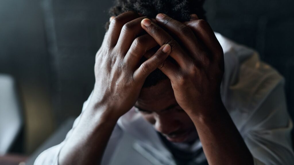 Ansiedade social e autismo: 7 sinais | Guia Descubra 7 sinais de ansiedade social em pessoas autistas e como buscar apoio profissional para lidar com essa condição.