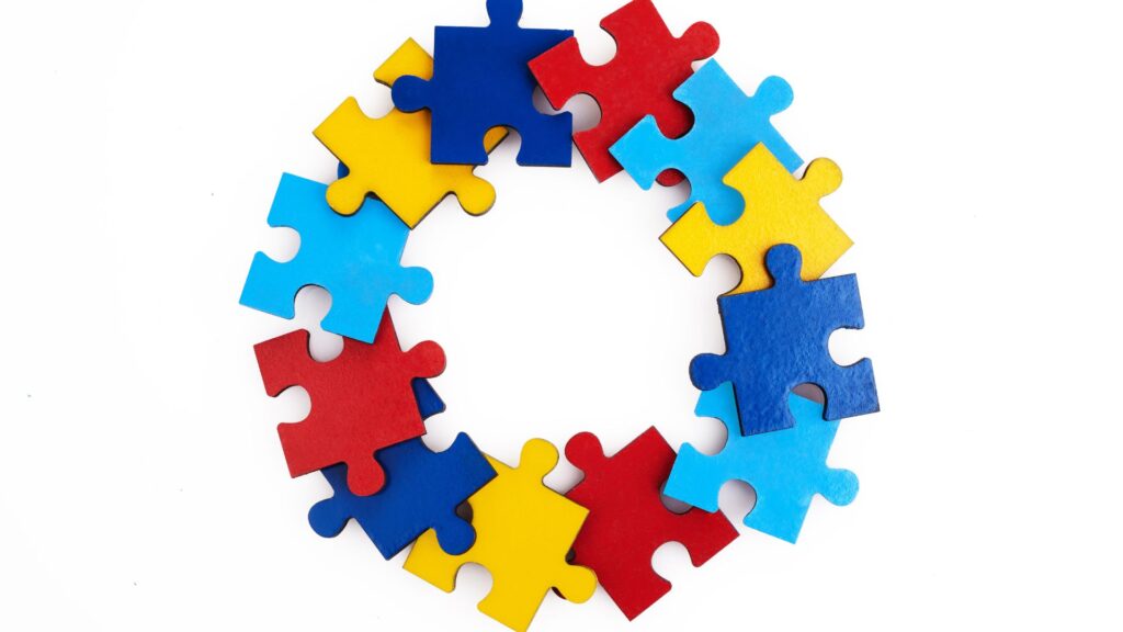 Sensorial autismo: Sobrecarga & Crises sensoriais Entenda a sobrecarga sensorial no autismo e descubra estratégias para ajudar a lidar com desafios diários e promover bem-estar.