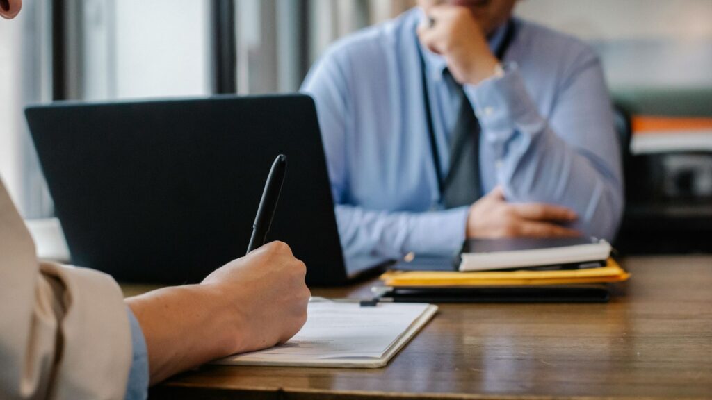 A perícia psiquiátrica no direito criminal enfrenta vários desafios, incluindo a necessidade de garantir a confiabilidade dos resultados e a pressão externa que pode influenciar o processo.